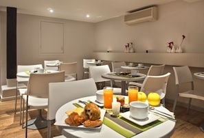 Colazione a buffet, servita tutte le mattine (13 EUR a persona) 