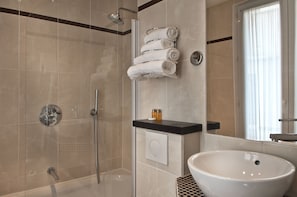 Bañera y ducha independientes, artículos de tocador gratuitos