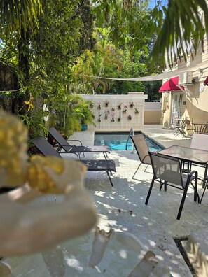 Ulkouima-allas, aurinkotuoleja