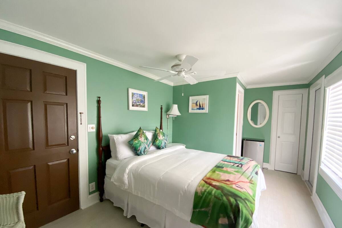 Harry Truman, 2nd Floor, Private Balcony | Iron/ironing board, WiFi (free), individually decorated