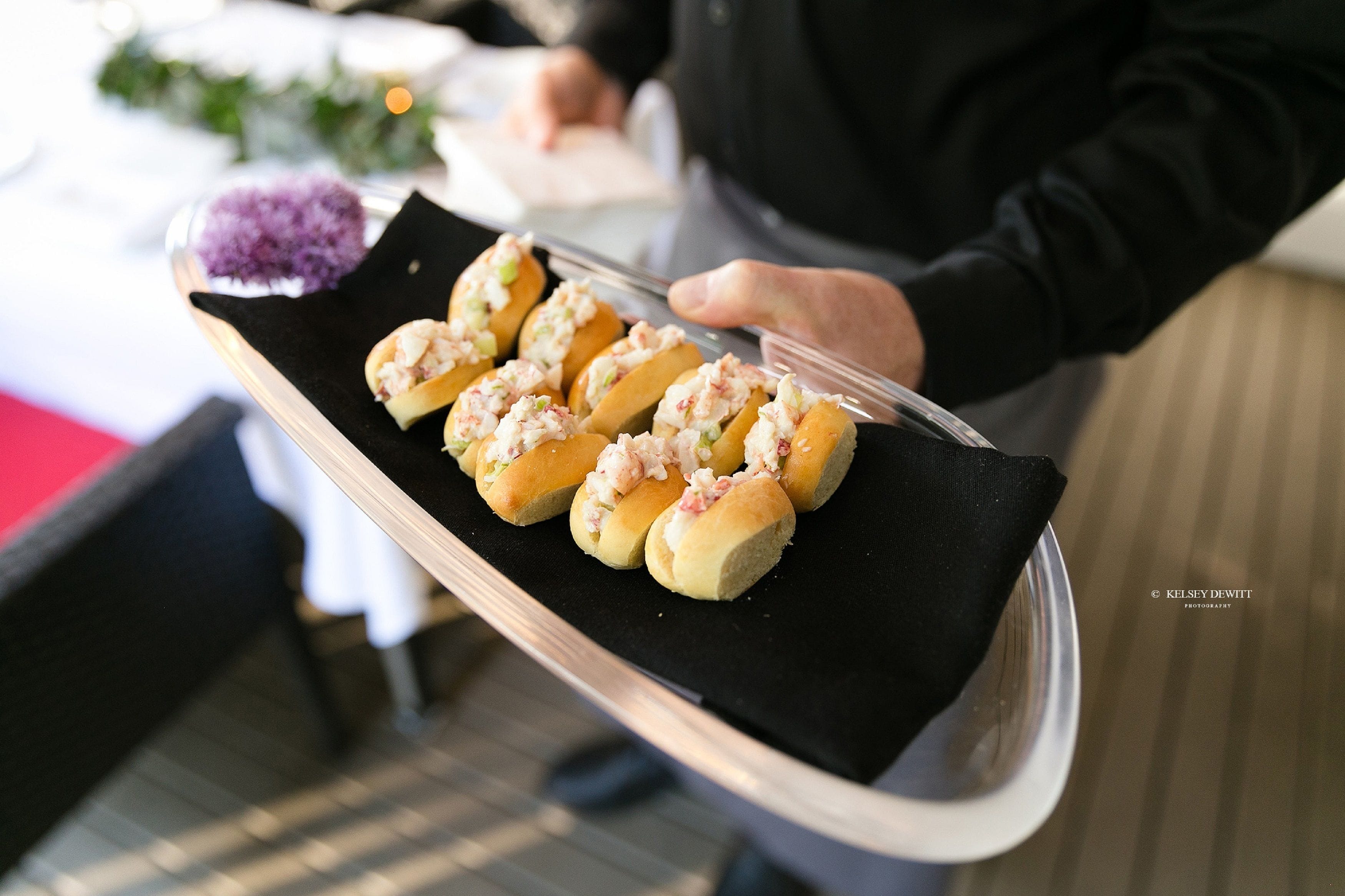Un plateau contenant des aliments, probablement préparé pour un événement de restauration.