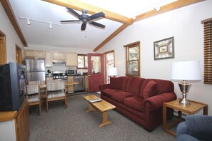 King One Bedroom Cabin | Ruang tamu | TV skrin rata 