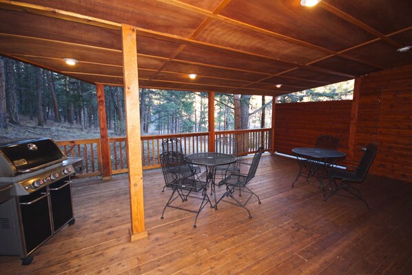 Queen Studio with jetted tub | BBQ/picnic area