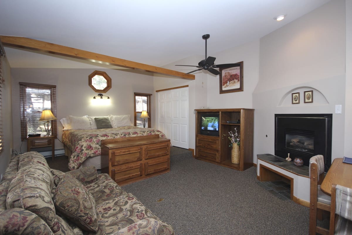 Cabin | Living room | Flat-screen TV