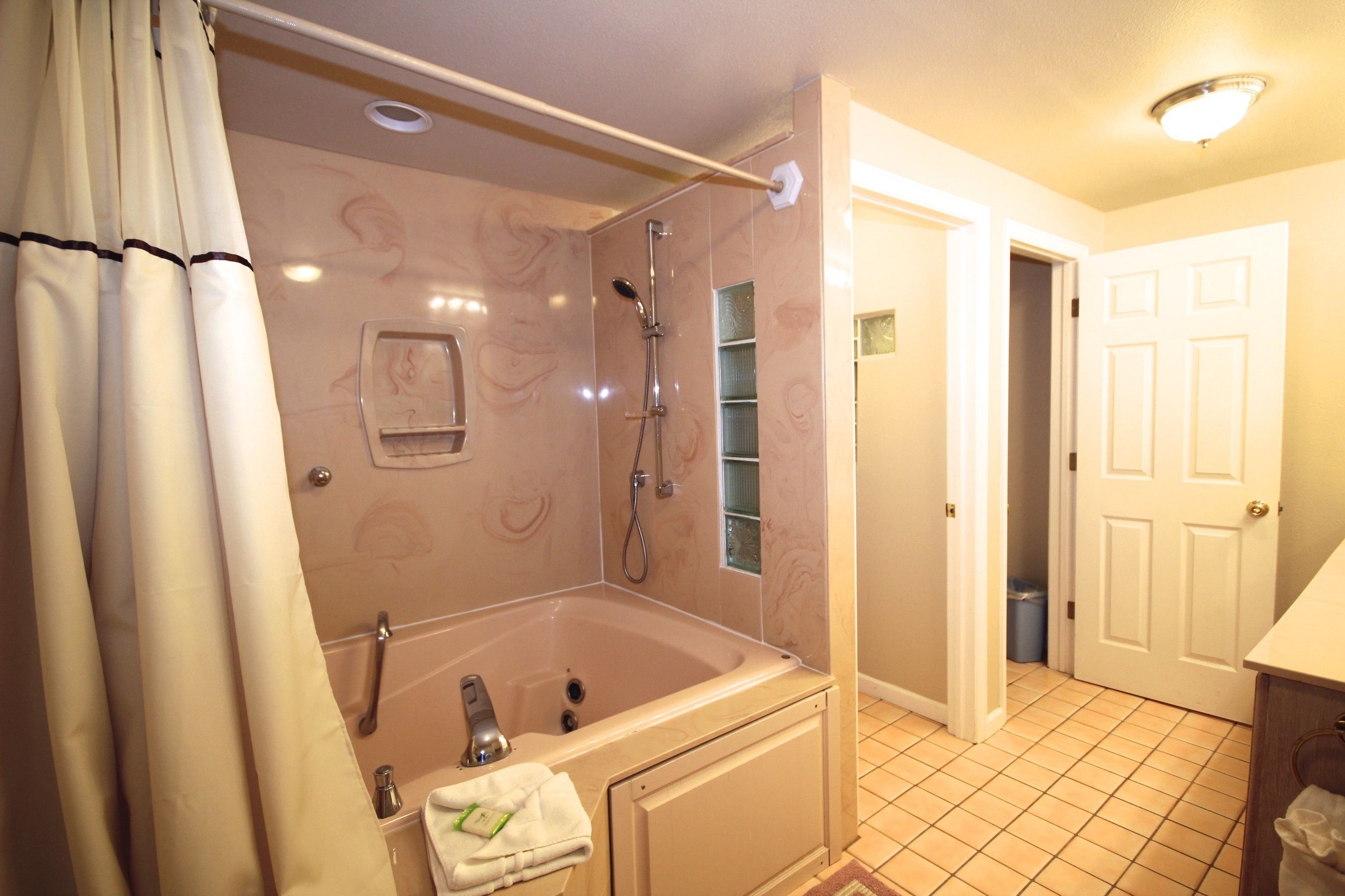 Queen Studio with jetted tub | Poreamme