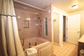 Queen Studio with jetted tub | Boblebad