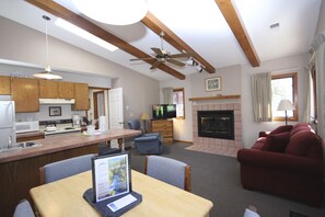 Queen One Bedroom Cabin | Coin séjour | Télévision à écran plat