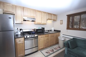 Queen Studio | Private kitchen | Fridge, microwave, coffee/tea maker, cookware/dishes/utensils