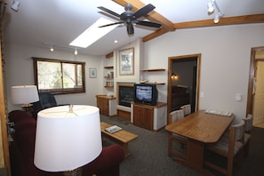 King One Bedroom Cabin | Wohnbereich | Flachbildfernseher