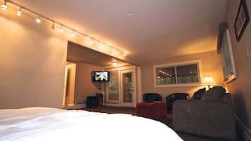 Queen Studio with jetted tub | Strykejern/-brett, wi-fi (inkludert) og sengetøy