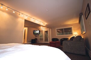 Tabla de planchar con plancha, wifi gratis y ropa de cama 