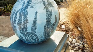 Una gran escultura de cerámica que representa la cabeza de una ballena sobre un pedestal.