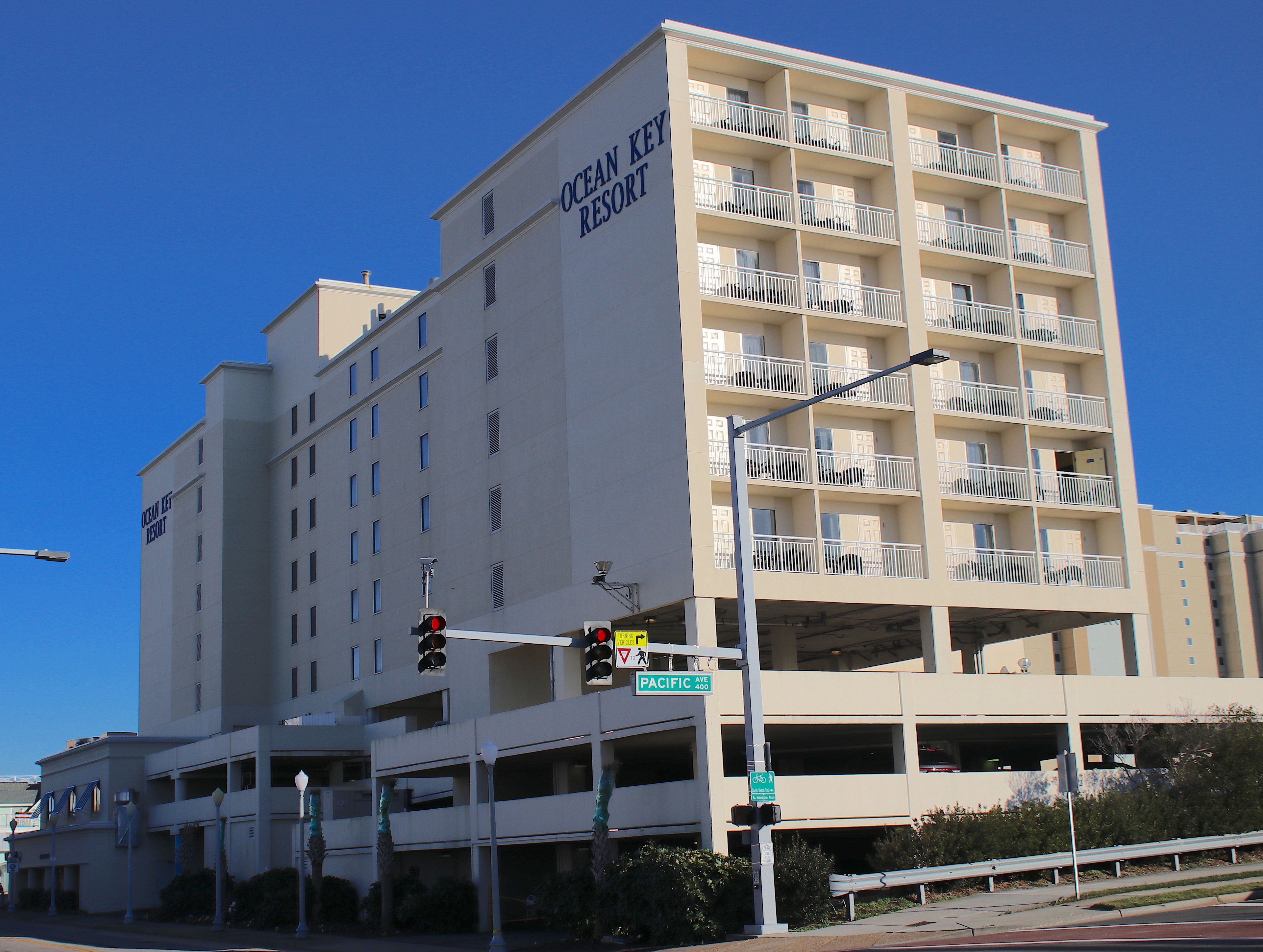 Un hôtel à plusieurs étages, doté de balcons et d’une enseigne indiquant « Ocean Key Resort ».
