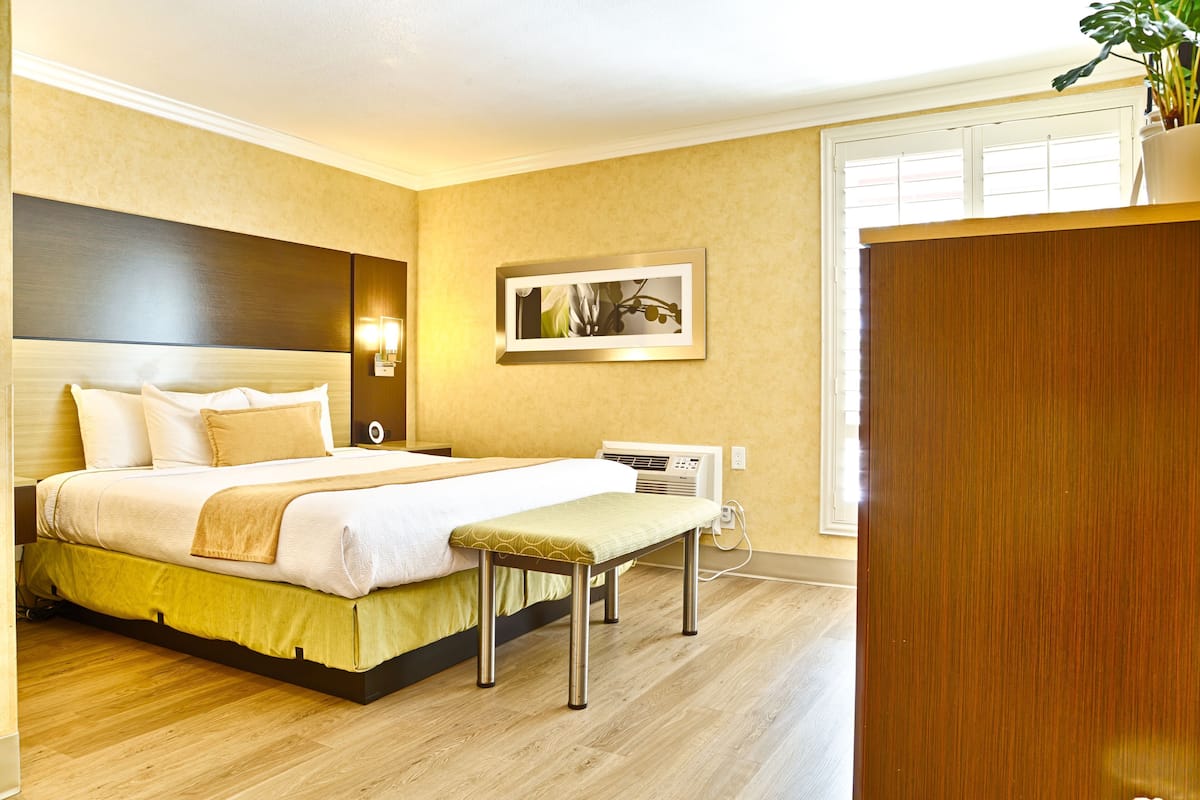 Ropa de cama de alta calidad, camas con pillow-top y cortinas blackout