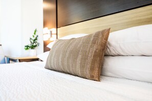 Ropa de cama de alta calidad, camas con pillow-top y cortinas blackout 