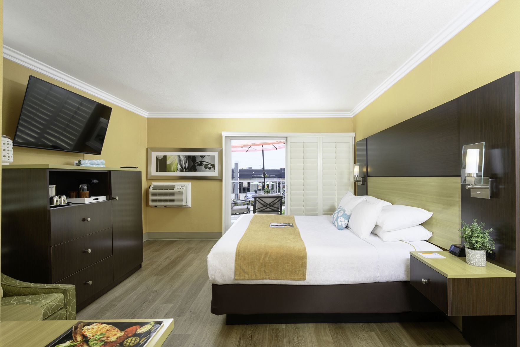 Ropa de cama de alta calidad, camas con pillow-top y cortinas blackout 