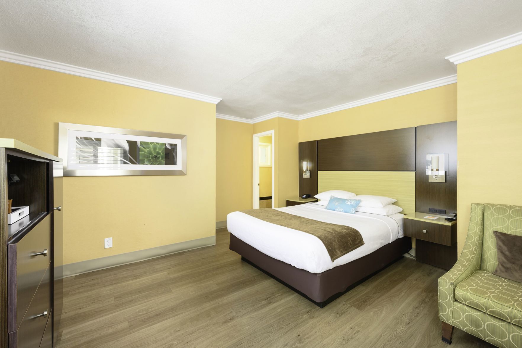 Ropa de cama de alta calidad, camas con pillow-top y cortinas blackout 