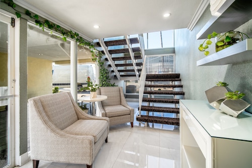 Little Inn By The Bay Newport Beach