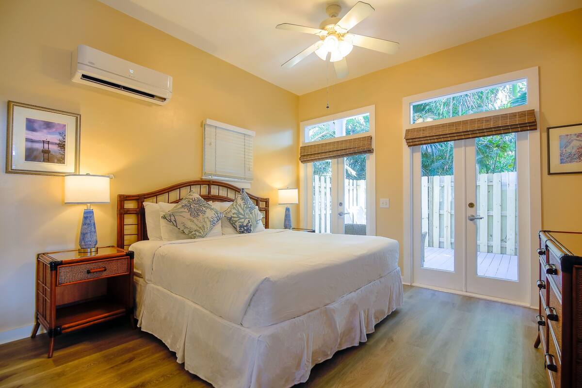 Deluxe Townhome, 1 King Bed with Sofa bed - Orchid Suite 102 | In-room safe, iron/ironing board, WiFi (free), alarm clocks