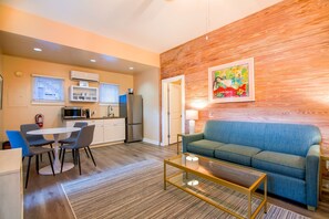 Deluxe Townhome, 1 King Bed with Sofa bed - Orchid Suite 102 | 1 多间卧室、客房内保险箱、特色装修、特色家居