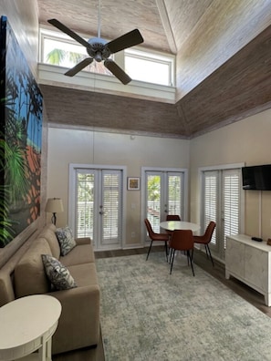 Deluxe Townhome, 1 King Bed w/Sofa bed - Parrot's Perch 103 | Tallelokero huoneessa, yksilöllisesti sisustettu