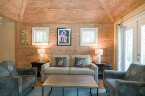 Deluxe Cottage, Multiple Beds - Katie's Kottage 101 (bedroom access via spiral staircase) | Oleskelualue | 40–tuumainen taulutelevisio, jossa kaapelikanavat