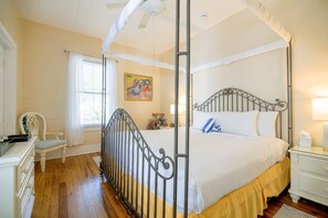 Suite, 1 King Bed - Honeymoon Suite 6 (2nd Floor, accessible via staircase) | Két bảo mật tại phòng, trang trí khác biệt 