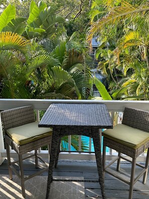 Suite, 1 King Bed - Treetop Two 111 (2nd Floor, accessible via staircase) | Tallelokero huoneessa, yksilöllisesti sisustettu