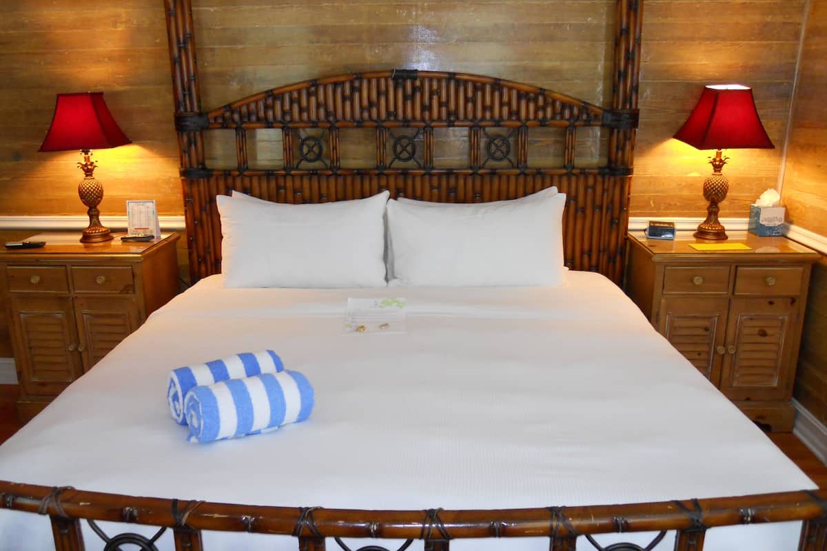 Luxury Room,w/balcony. 1 King Bed | Peralatan tempat tidur premium, dihias secara berasingan