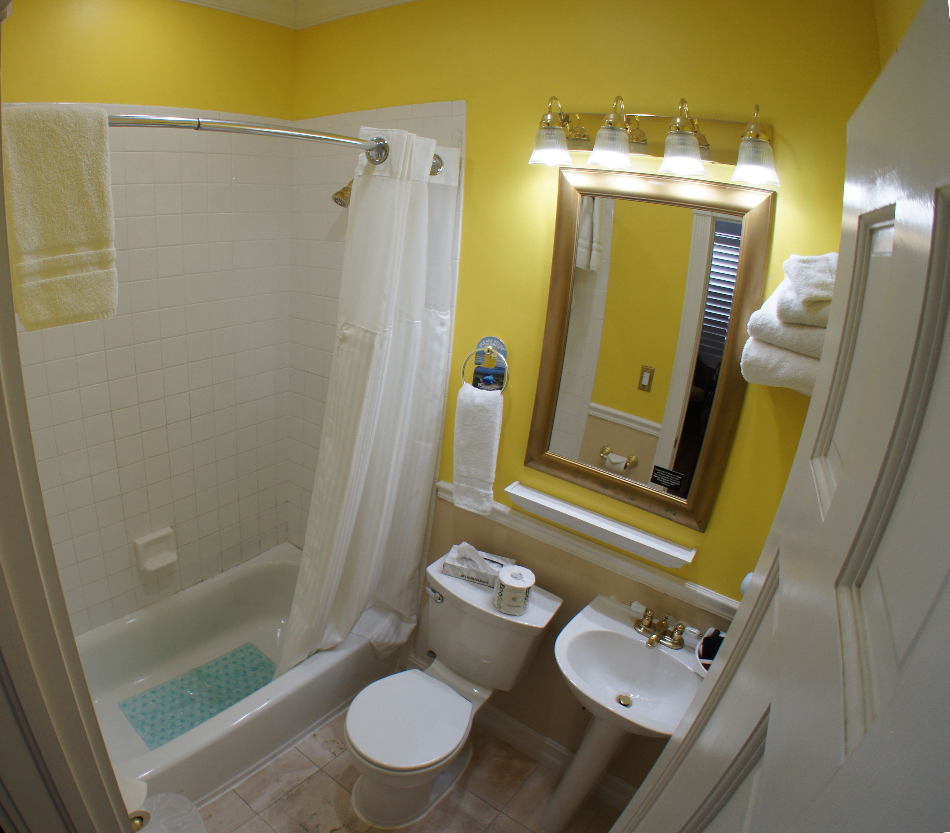 Un baño con ducha, inodoro y lavabo.