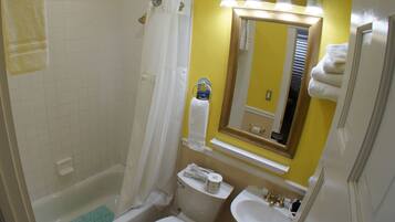 Un baño con ducha, inodoro y lavabo.