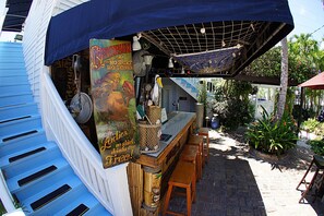 Bar junto a la piscina