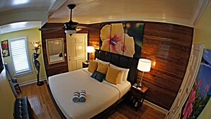 Luxury Room,w/balcony. 1 King Bed | 高級寢具、熨斗/熨衣板、免費無線上網、獨特裝潢