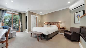 Premium Room, 1 King Bed | Premium bedding, desk, soundproofing, iron/ironing board