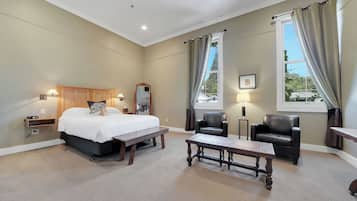 Standard Room, 1 Queen Bed | Premium bedding, desk, soundproofing, iron/ironing board