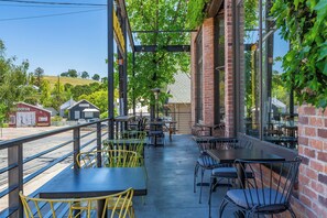 Petit-déjeuner et brunch servis sur place, spécialités Cuisine locale