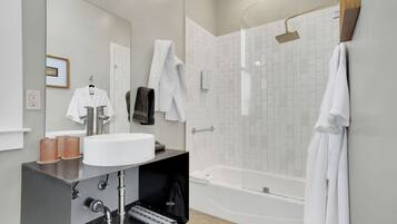 Habitación estándar, 1 cama de matrimonio | Baño | Bañera, artículos de higiene personal de diseño, albornoces y toallas