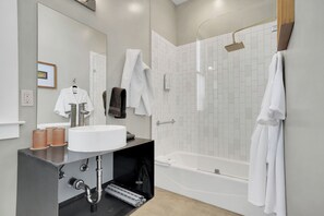 Standard Room, 1 Queen Bed | Bathroom | Bathtub, designer toiletries, bathrobes, towels - Hanford House (Sutter Creek)