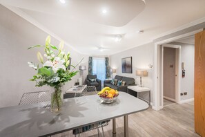 Apartamento Confort, 1 habitación, no fumadores, cocina | Zona de estar | Televisión de pantalla plana de 32 pulgadas con canales digitales