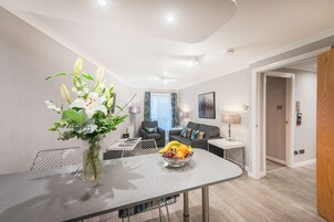 Appartement Confort, 1 chambre, non-fumeurs, cuisine | Coin séjour | Télévision à écran plat de 32 pouces avec chaînes numériques, télévision