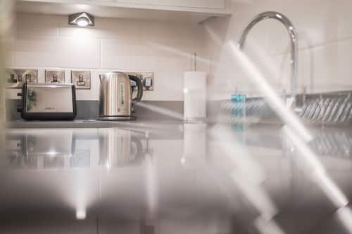 Appartement Confort, 1 chambre, non-fumeur, cuisine | Cuisine privée | Réfrigérateur, four à micro-ondes, un four, surface de cuisson