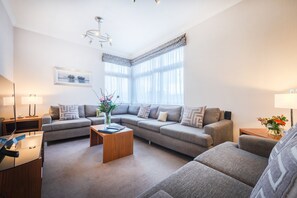 Apartamento Confort, 3 habitaciones, no fumadores, 2 baños | Zona de estar | Televisión de pantalla plana de 32 pulgadas con canales digitales