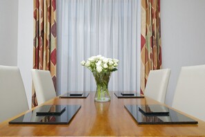 City Apartment, 2 Bedrooms, Non Smoking, Kitchen | In-room dining