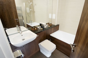 Combined shower/bathtub, designer toiletries, hair dryer, towels