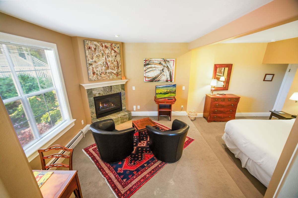 06-Java Room | 고급 침구, 각각 다른 스타일의 인테리어, 각각 다르게 가구 비치, 책상