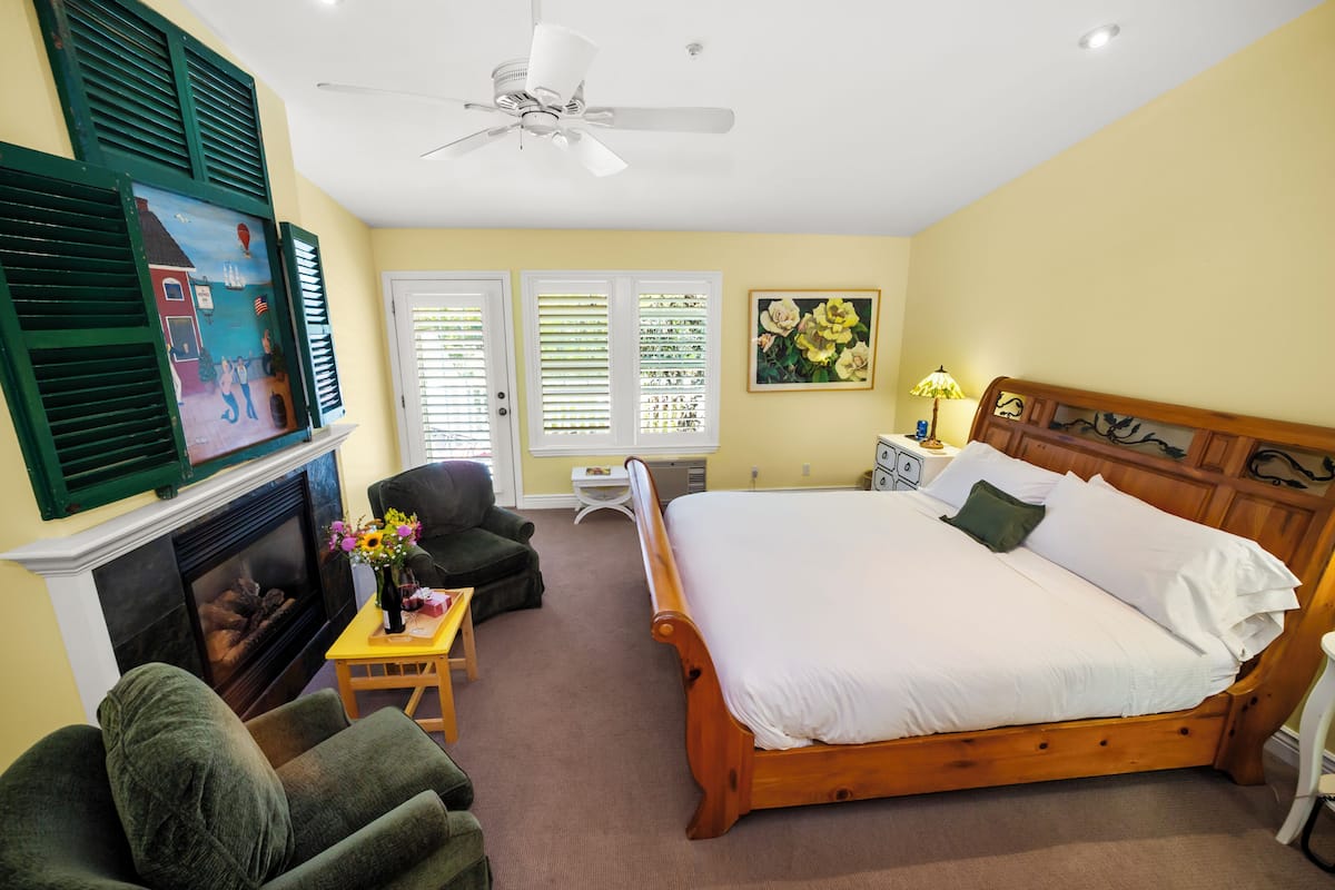 룸 | 고급 침구, 각각 다른 스타일의 인테리어, 각각 다르게 가구 비치, 책상