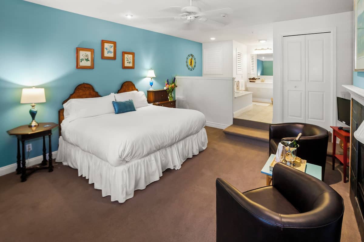 룸 | 고급 침구, 각각 다른 스타일의 인테리어, 각각 다르게 가구 비치, 책상