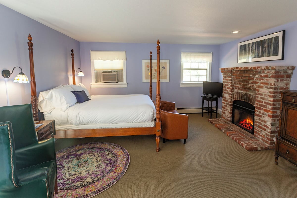 룸 | 고급 침구, 각각 다른 스타일의 인테리어, 각각 다르게 가구 비치, 책상