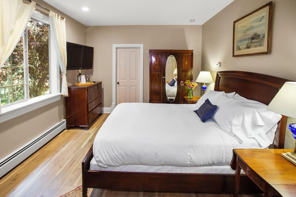 룸 | 고급 침구, 각각 다른 스타일의 인테리어, 각각 다르게 가구 비치, 책상