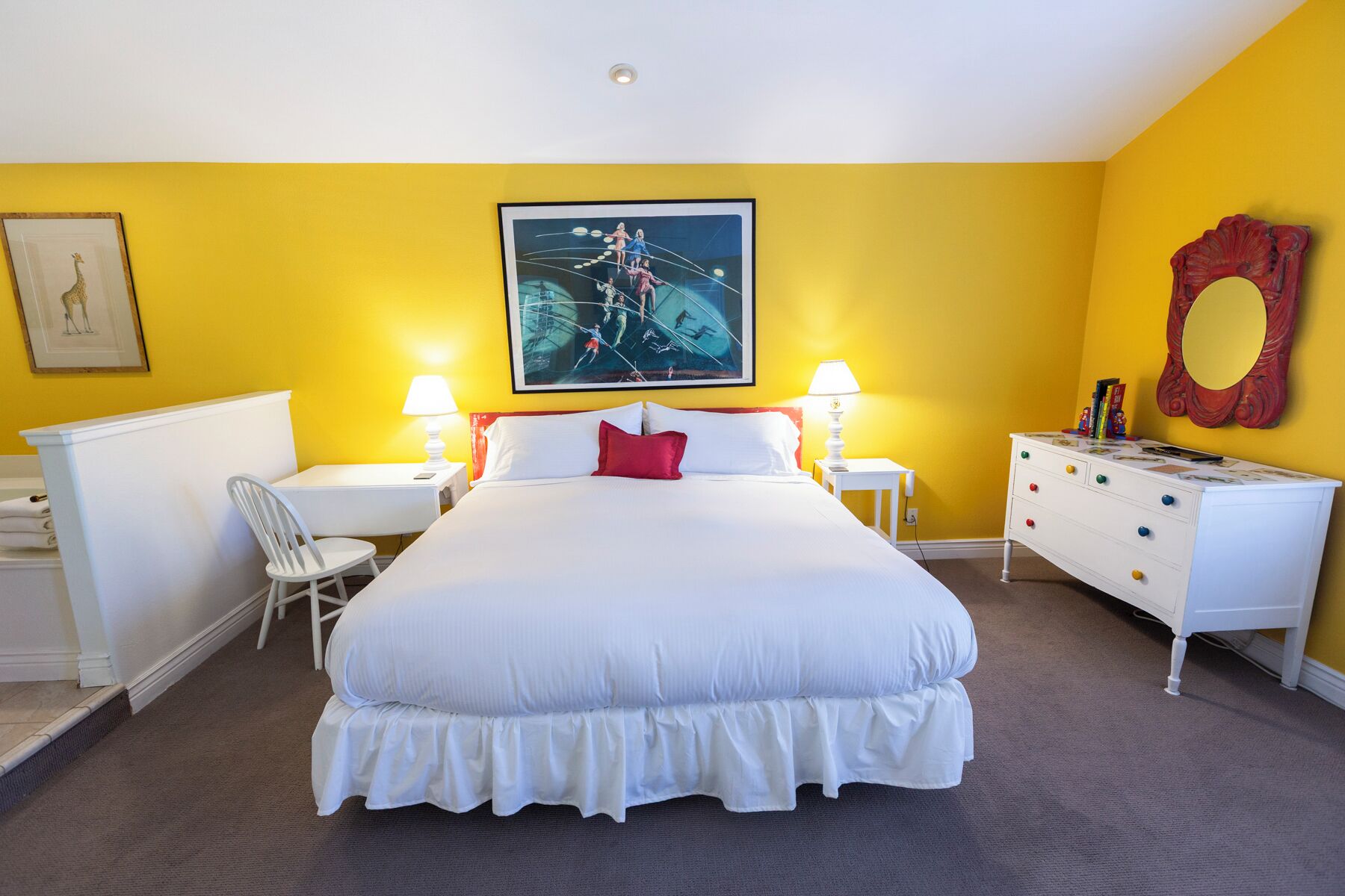 客房 | 高档床上用品、特色装修、特色家居、办公桌